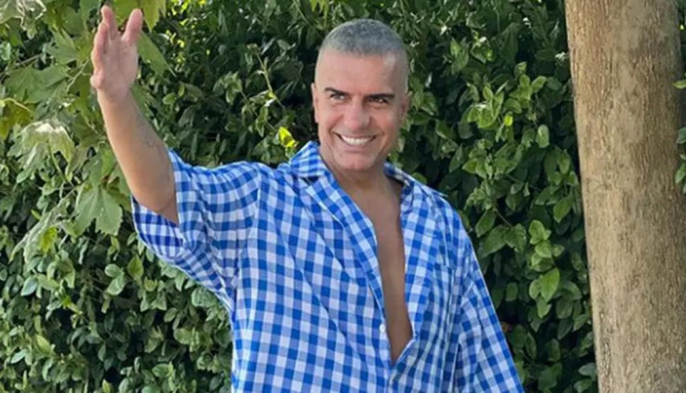 Berdan Mardini meyhane masa örtüsü elbisesiyle poz verdi