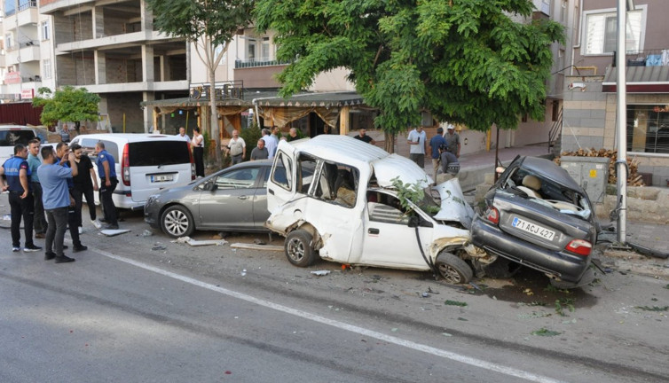 Freni patlayan kamyon ortalığı savaş alanına çevirdi. 8 araca çarparak durabildi