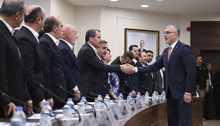 Memur zamları için gizli toplantı başladı. Bakanlığın ışıkları yanıyor