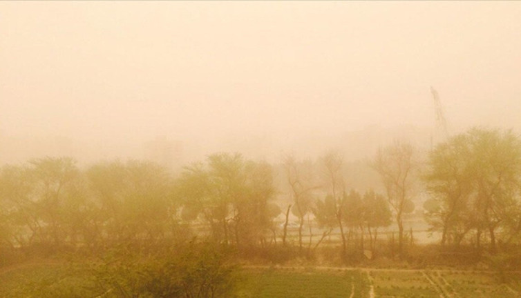 İran’da kum fırtınası: Yüzlerce kişi hastanelik oldu