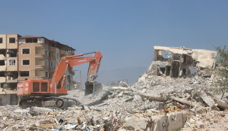 Hatay'da ağır hasarlı binaların yıkımı sürüyor (23 Ağustos 2023)