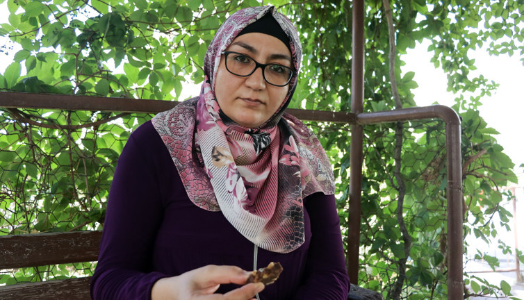 Yediği helvanın içinde çıktı. Dişi kırıldı neye uğradığını şaşırdı