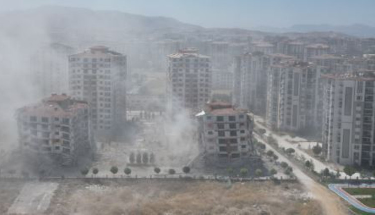 Evleri patlayıcı ile yıkıldı. Gözyaşları sel oldu