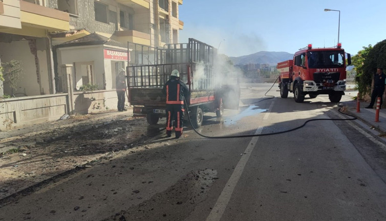 Malatya'da kamyonet kasasında yangın