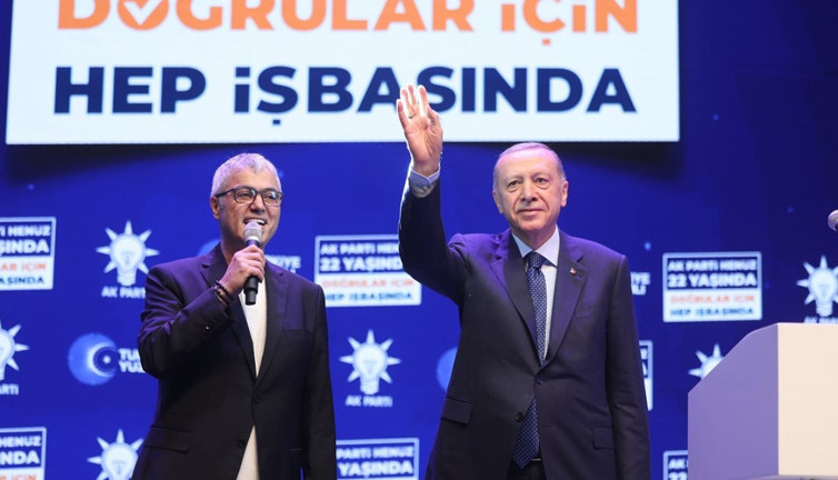 Erdoğan mikrofonu eline aldı, Cengiz Kurtoğlu ile düet yaptı