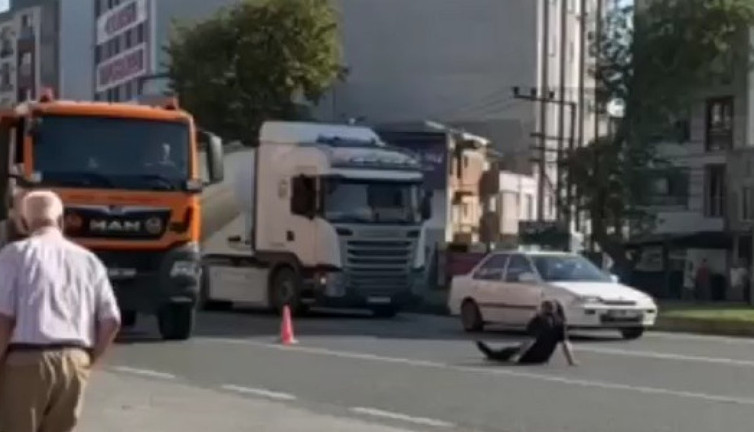 Bir vatandaş akan trafiğe aldırış etmeden yolun ortasına yattı. Geçim derdi vatandaşı delirtmiş olmalı