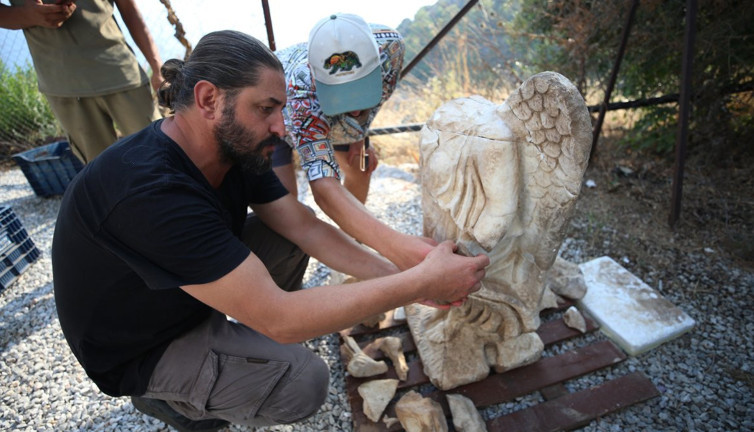 Syedra Antik Kenti'nde 1800 yıllık "zafer tanrıçası" heykeli bulundu