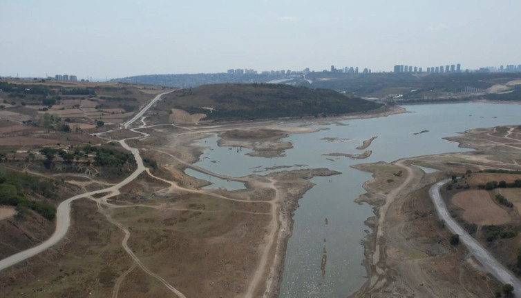 Başakşehir’deki Şamlar Barajı’nın suları çekilince asırlık mezar gün yüzüne çıktı: Mahalle sakinleri şaşkın