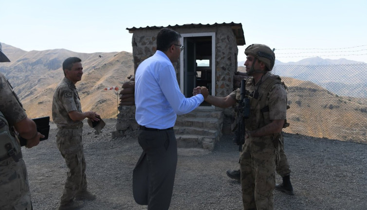Hakkari Valisinden üs bölgelerine ziyaret