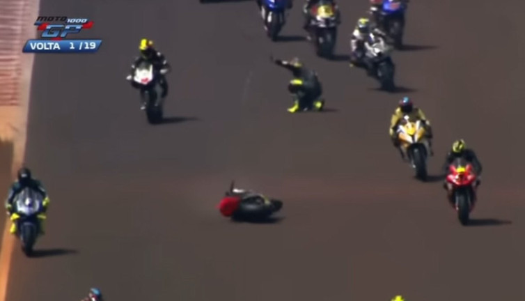 Motosiklet yarışında trajik anlar kameraya yansıdı