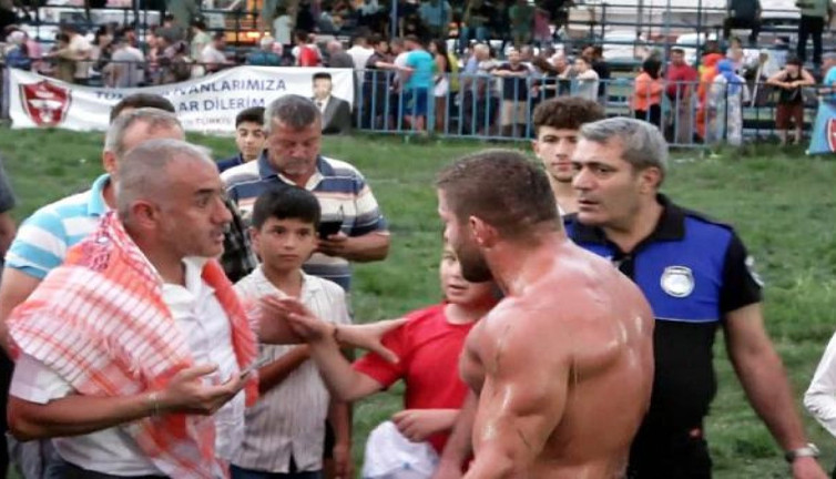 Başpehlivan İsmail Balaban hayranıyla tartıştı: Sen beni satın mı aldın kardeşim?