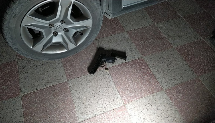 Bina bahçesinde şarjörü dolu bir tabanca bulundu