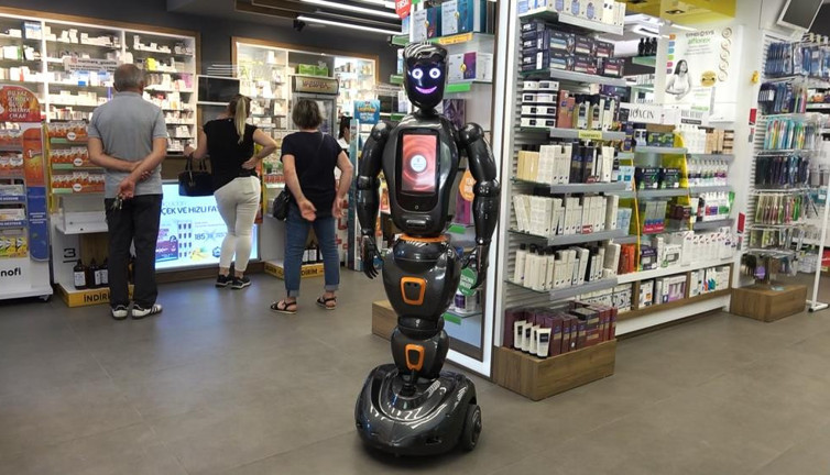 Yapay zekalı eczane teknisyeni robotu iş başı yaptı. Türkiye'de bir ilk. Çevre illerden görmeye geliyorlar