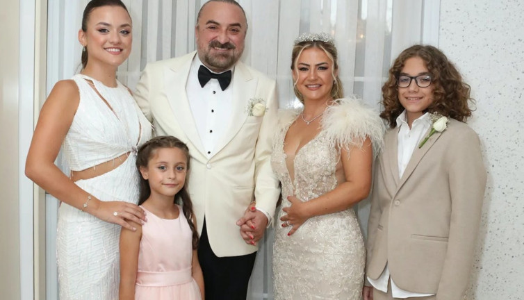 Volkan Konak evliliğinin 41. yılında ne yapacağını açıkladı. 30 yıl sonra düğün yapmıştı