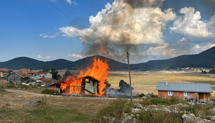 Ahşap ev ateş topuna döndü, Alevler elektrik direğini geçti
