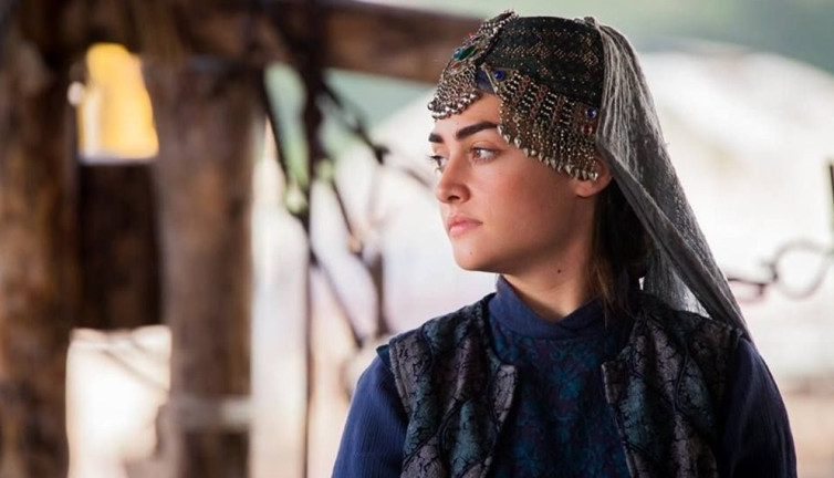 Diriliş Ertuğrul'un Halime Sultan'ı Esra Bilgiç hayranlarını mest etti. Dekoltesi gündem oldu