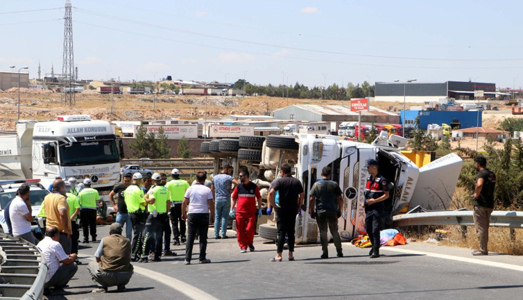 Gaziantep'te devrilen TIR'ın şoförü öldü