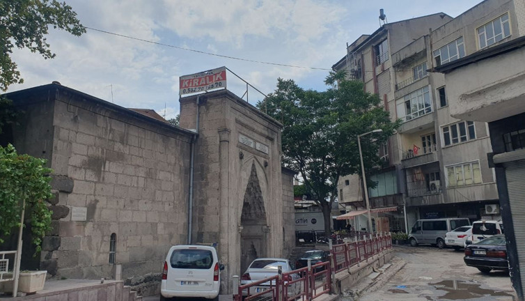 Sahibinden ‘kurumsala kiralık’ 591 yıllık medrese