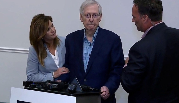 Canlı yayında ürküten görüntü: ABD'li senatör kameraların karşısında donakaldı