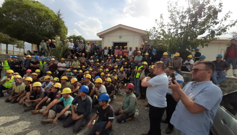 Maaşları ödenmeyen maden işçileri açlık grevine başladı