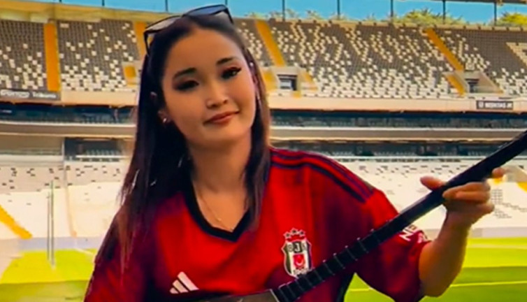 Beşiktaş Stadı'nda İzmir Marşı'nı çaldı. Kazak sanatçıdan takdir toplayan hareket