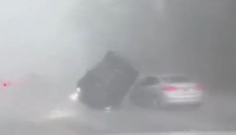 Kasırga otoyoldaki araca takla attırdı