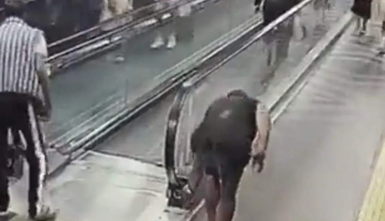 Gayrettepe metrosunda sabotaj. Kameralara böyle yakalandı