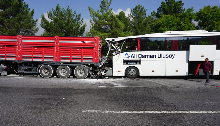 Adana’da yolcu otobüsü TIR’la çarpıştı: Ölü ve yaralılar var