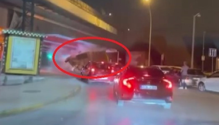 Kamyon buldozerle devrildi