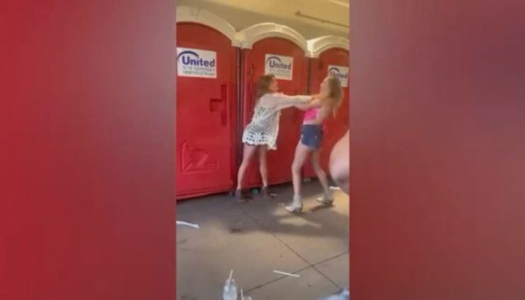 Tuvalet sırasında kavga çıktı. Kadınlar saç saça baş başa birbirine girdi