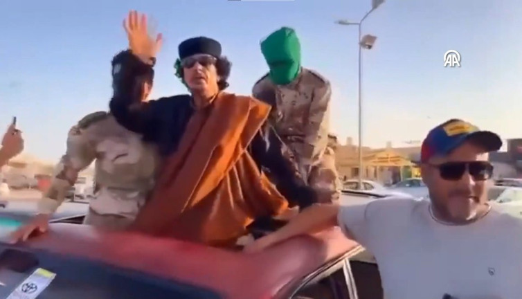 Libya sokaklarında Kaddafi konvoyu