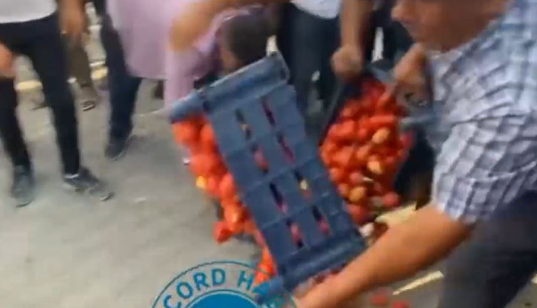 Çiftçiler kasa kasa domatesi döküp Erdoğan'a seslendi. "Boykota devam"