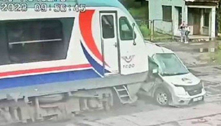 Kapalı bariyerden geçti aracıyla trenin altında kaldı