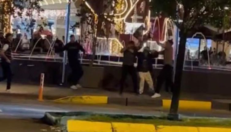 İki grubun cadde ortasındaki kavgasında sandalye ve yumruklar havada uçuştu