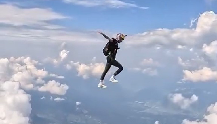 Paraşütçü havada yürüdü. 'Düz yolda yürüyemiyorum' diyenler hayrete düşecek