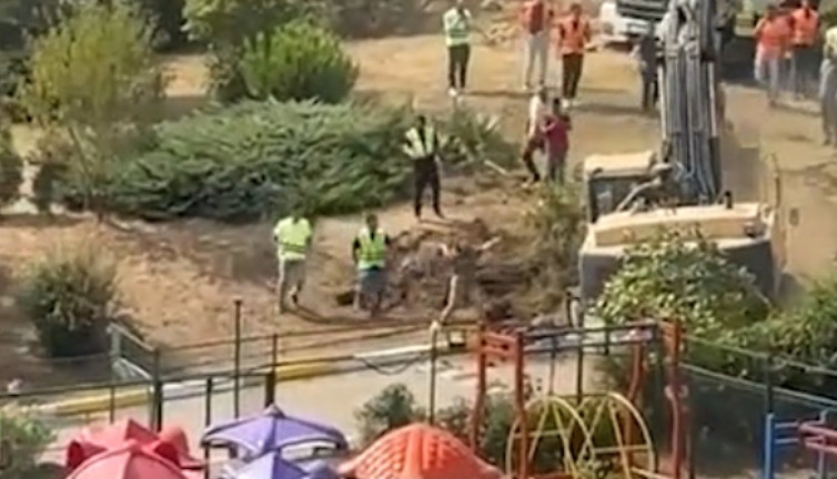 Site yöneticisinin üstüne kepçeyle toprak döküldü