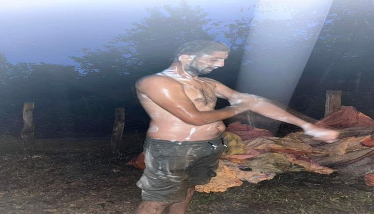 OSKİ’nin suları kesmesi sonrası yağmur suyu ile fındık harmanında duş aldı