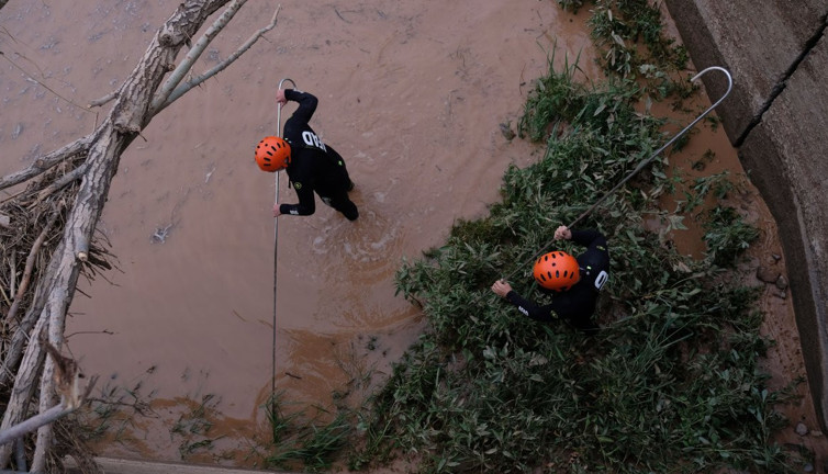 Neredesin Asel bebek. Samanlıkta iğne arar gibi onu arıyorlar