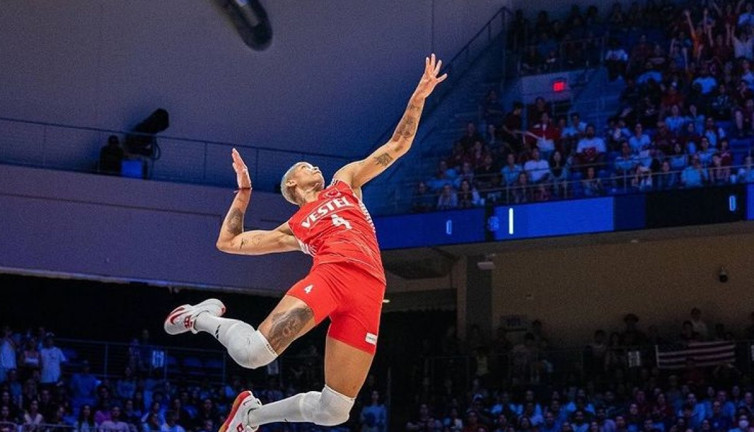 İşte ağır çekimde Vargas'ın yükselmesi ve topa vuruşu. Rüyanıza girecek pozisyon