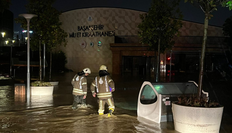 İstanbul’da bir facia yaşanıyor: Başakşehir Millet Kıraathanesi sele teslim oldu, vatandaşlar mahsur kaldı