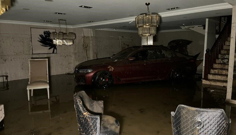 Selde sürüklenen araçlar dükkanlara girdi