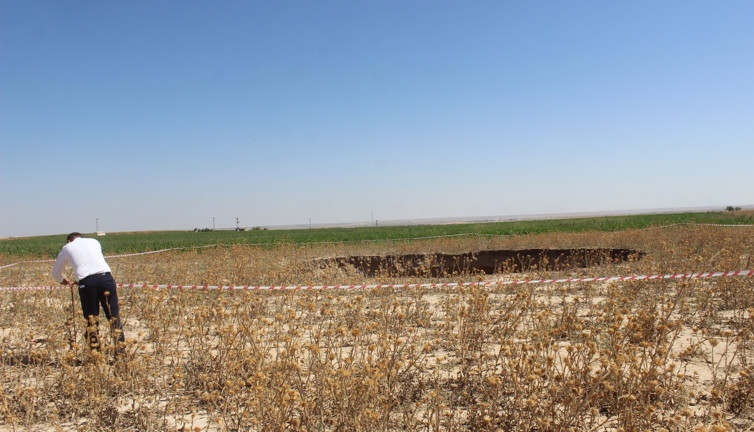 Havuç toplayan köylüler koşa koşa geldi şoku yaşadı. Çoban koyunlarını toplayıp uzaklaştı