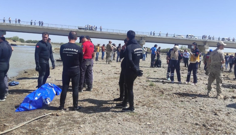 Serinlemek için Murat Nehri’ne giren genç boğuldu