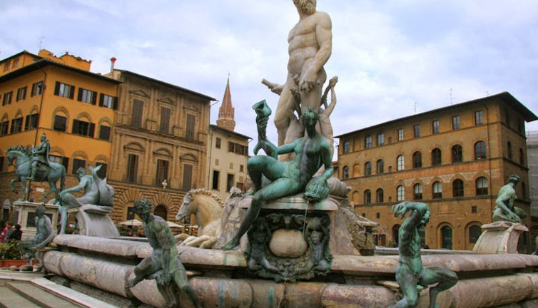 Selfie uğruna 450 yıllık çeşmeye zarar verdi. Turistin fotoğraf hevesi pahalıya patladı