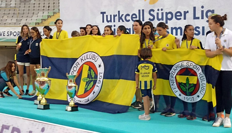 Zafer Fenerbahçe'nin. Kadınlarda da şampiyon oldu erkeklerde de