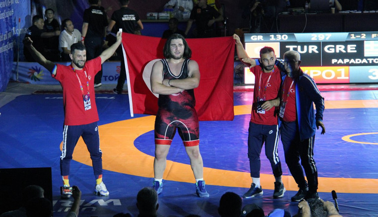 Milli Takım Kırgızistan'da şampiyon oldu. 'Erik dalı'yla kutladılar