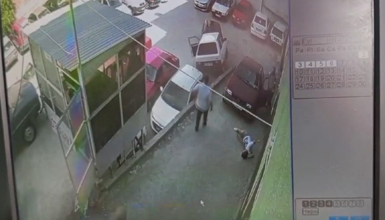 Akıllara durgunluk veren kaza: Yayaya çarpıp araçların üzerine düştü