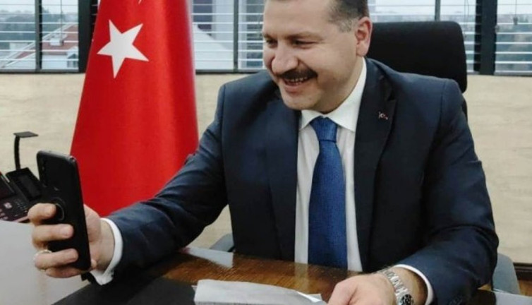 Çakma Starbucks'a milyonlar saçan AKP’li Belediye Başkanı vatandaşın cebinden çıkan paraları gülerek anlattı