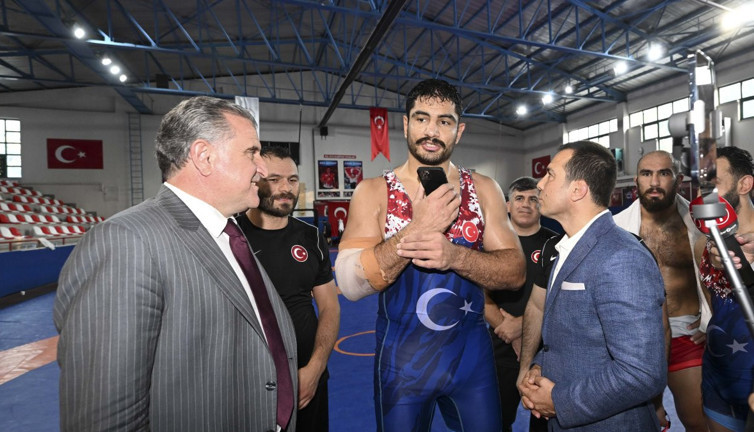 Erdoğan, Serbest Güreş Milli Takımı'nın kaptanı Taha Akgül ile telefonda görüştü