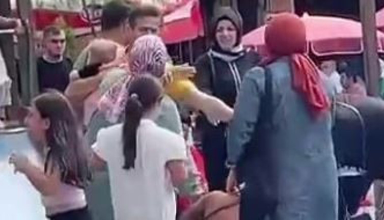 Çocukların kavgasına ailelerde dahil oldu